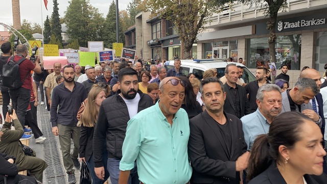 Uşak CHP’den öldürülen kadınlar ve çocuklar için protesto gösterisi düzenledi.