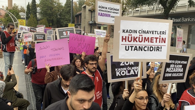 Uşak CHP’den öldürülen kadınlar ve çocuklar için protesto gösterisi düzenledi.