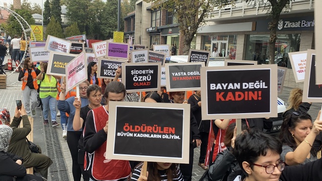 Uşak CHP’den öldürülen kadınlar ve çocuklar için protesto gösterisi düzenledi.