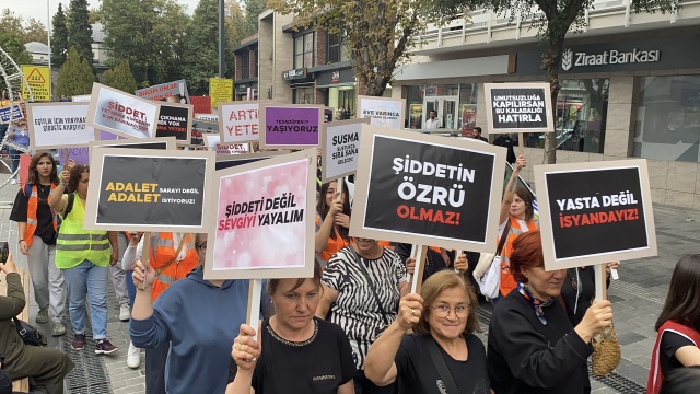 Uşak CHP’den öldürülen kadınlar ve çocuklar için protesto gösterisi düzenledi.