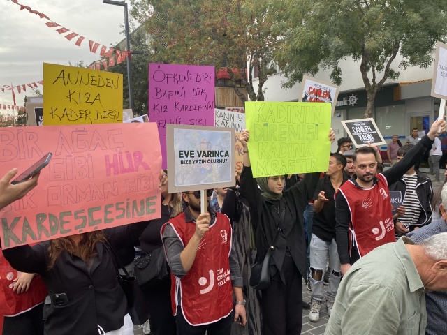 Uşak CHP’den öldürülen kadınlar ve çocuklar için protesto gösterisi düzenledi.