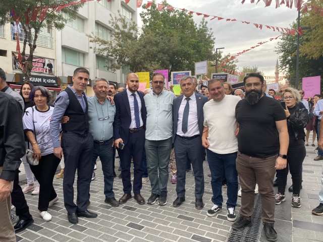 Uşak CHP’den öldürülen kadınlar ve çocuklar için protesto gösterisi düzenledi.