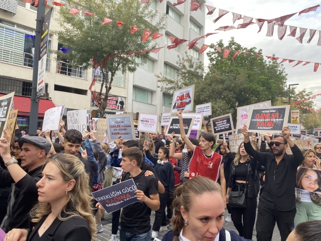 Uşak CHP’den öldürülen kadınlar ve çocuklar için protesto gösterisi düzenledi.