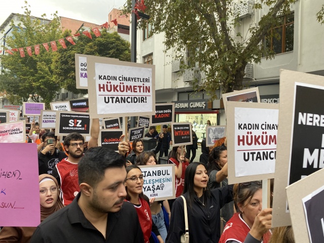 Uşak CHP’den öldürülen kadınlar ve çocuklar için protesto gösterisi düzenledi.