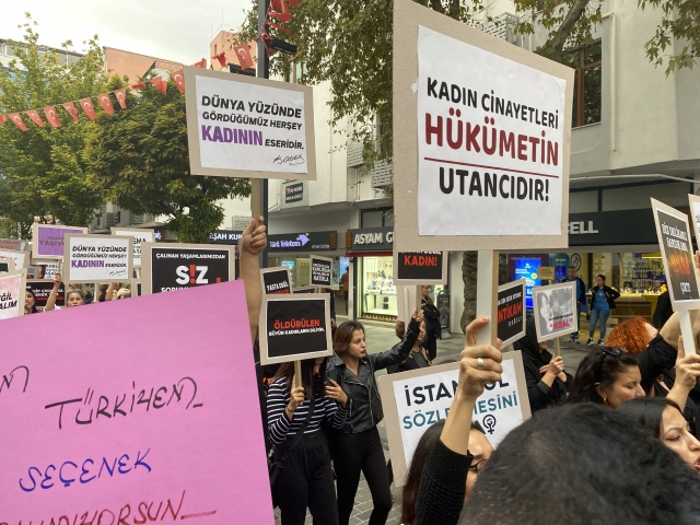 Uşak CHP’den öldürülen kadınlar ve çocuklar için protesto gösterisi düzenledi.