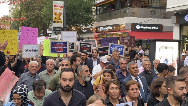 Uşak CHP’den öldürülen kadınlar ve çocuklar için protesto gösterisi düzenledi.