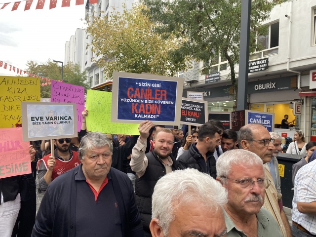 Uşak CHP’den öldürülen kadınlar ve çocuklar için protesto gösterisi düzenledi.