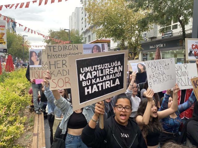 Uşak CHP’den öldürülen kadınlar ve çocuklar için protesto gösterisi düzenledi.