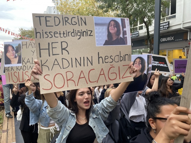 Uşak CHP’den öldürülen kadınlar ve çocuklar için protesto gösterisi düzenledi.