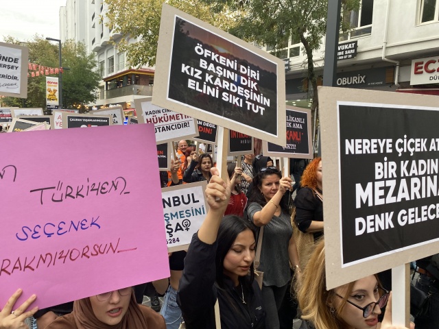 Uşak CHP’den öldürülen kadınlar ve çocuklar için protesto gösterisi düzenledi.