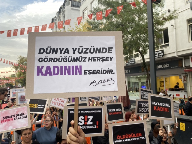 Uşak CHP’den öldürülen kadınlar ve çocuklar için protesto gösterisi düzenledi.