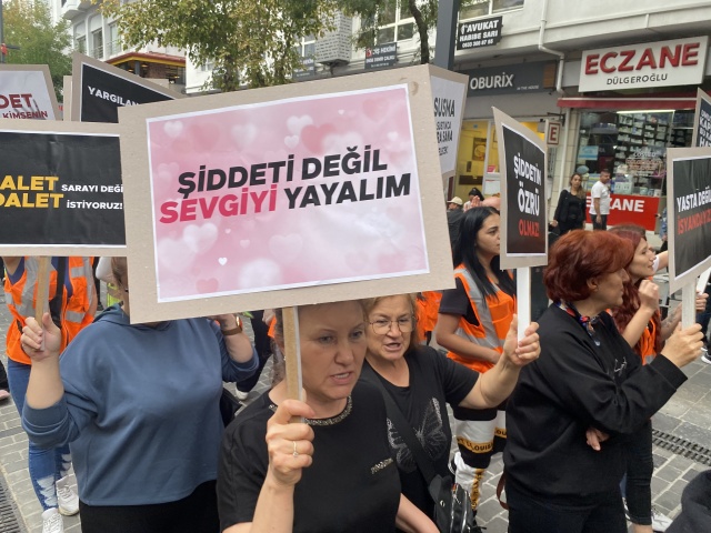 Uşak CHP’den öldürülen kadınlar ve çocuklar için protesto gösterisi düzenledi.