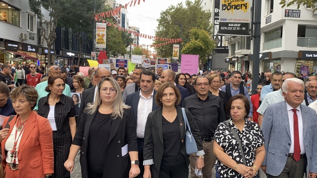 Uşak CHP’den öldürülen kadınlar ve çocuklar için protesto gösterisi düzenledi.