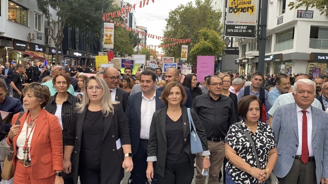 Uşak CHP’den öldürülen kadınlar ve çocuklar için protesto gösterisi düzenledi.