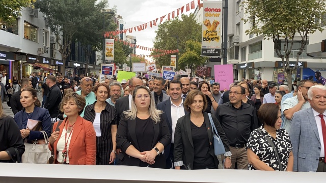 Uşak CHP’den öldürülen kadınlar ve çocuklar için protesto gösterisi düzenledi.