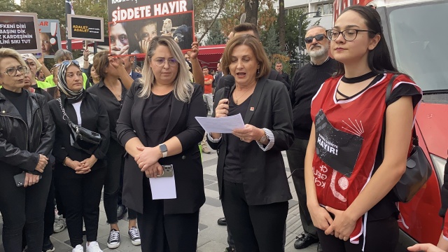 Uşak CHP’den öldürülen kadınlar ve çocuklar için protesto gösterisi düzenledi.