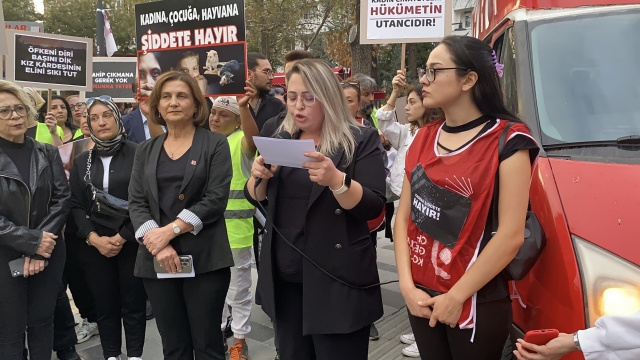 Uşak CHP’den öldürülen kadınlar ve çocuklar için protesto gösterisi düzenledi.