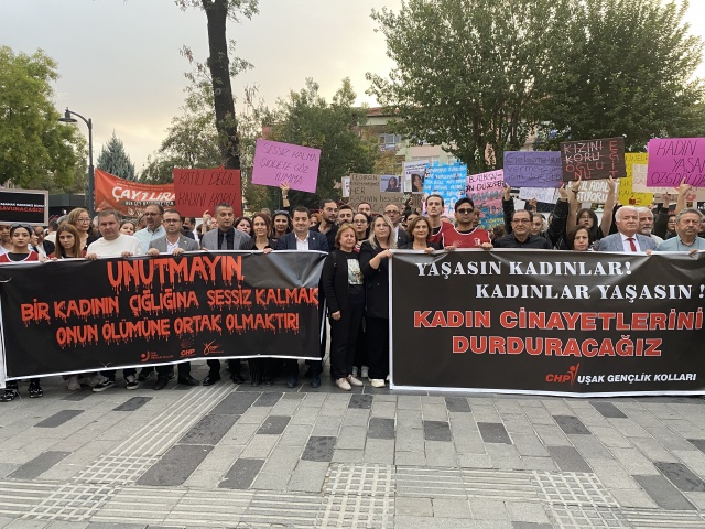 Uşak CHP’den öldürülen kadınlar ve çocuklar için protesto gösterisi düzenledi.