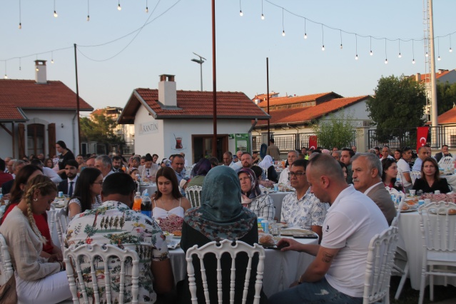 15 Temmuz vesilesi ile valilik personelinin organize ettiği yemek de duygusal anlar.