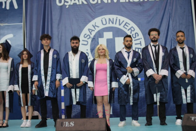 Uşak Üniversitesi İletişim Fakültesi Mezuniyet Töreni Ailelerin de Katılımıyla Gerçekleştirildi!