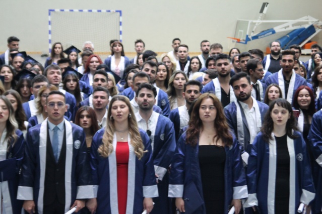 Uşak Üniversitesi İletişim Fakültesi Mezuniyet Töreni Ailelerin de Katılımıyla Gerçekleştirildi!