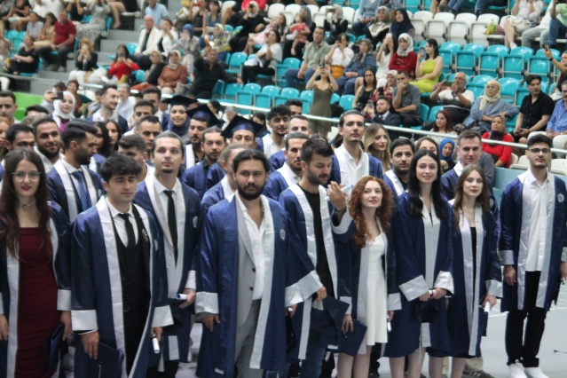 Uşak Üniversitesi İletişim Fakültesi Mezuniyet Töreni Ailelerin de Katılımıyla Gerçekleştirildi!