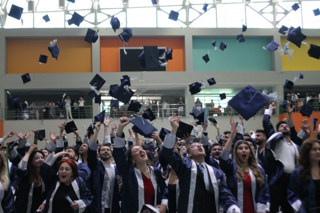 Uşak Üniversitesi İletişim Fakültesi Mezuniyet Töreni Ailelerin de Katılımıyla Gerçekleştirildi!