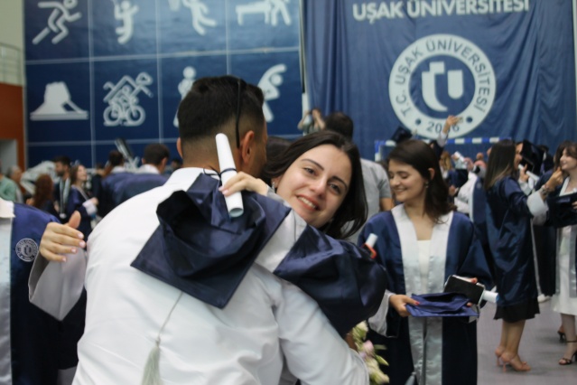 Uşak Üniversitesi İletişim Fakültesi Mezuniyet Töreni Ailelerin de Katılımıyla Gerçekleştirildi!