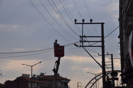 Yüksek gerilim hattının kopması vatandaşları hem korkuttu hem de OEDAŞ'a tepkiye neden oldu!