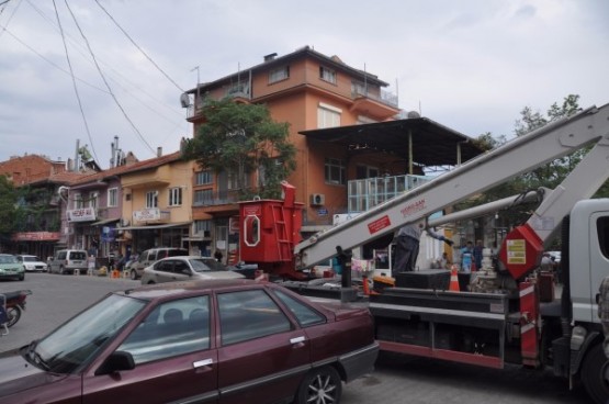 Yüksek gerilim hattının kopması vatandaşları hem korkuttu hem de OEDAŞ'a tepkiye neden oldu!