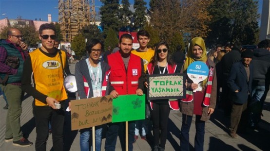 Uşak Tema Gönüllüleri Toprak Bozulumuna Karşı Yürüdü!