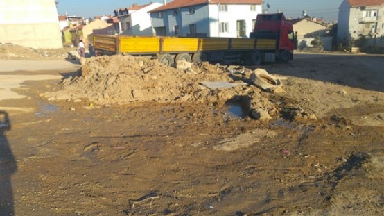 Uşak halkı: Belediye İlyaslı'ya yol yapacağına, önce kendi sokaklarını düzeltsin!