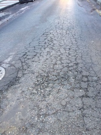 Uşak’ta kazılmış yolların derdi bitmeden; çöken yolların derdi başladı!