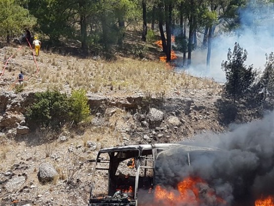 Anadolu Ulaşım'a ait yolcu otobüsünde çıkan yangın ormana da sıçradı!