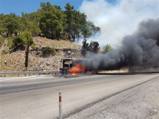 Anadolu Ulaşım'a ait yolcu otobüsünde çıkan yangın ormana da sıçradı!