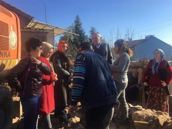 Nimet Teyzenin evi yandı siyasiler gerekli ŞOVu yaptı ama ardı gelmedi yaşlı kadın adeta sokakta kaldı