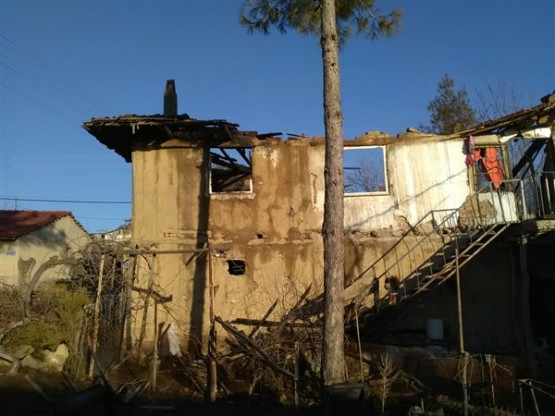 Nimet Teyzenin evi yandı siyasiler gerekli ŞOVu yaptı ama ardı gelmedi yaşlı kadın adeta sokakta kaldı