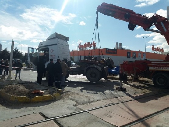 Uşak'ta trenle tır çarpıştı! Tonlarca kimyasal madde yola döküldü!