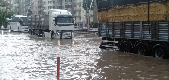 Uşak'ta Sağanak Yağmur Sonrası Hayat Felç Oldu!