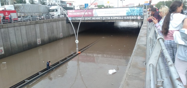 Uşak'ta Sağanak Yağmur Sonrası Hayat Felç Oldu!