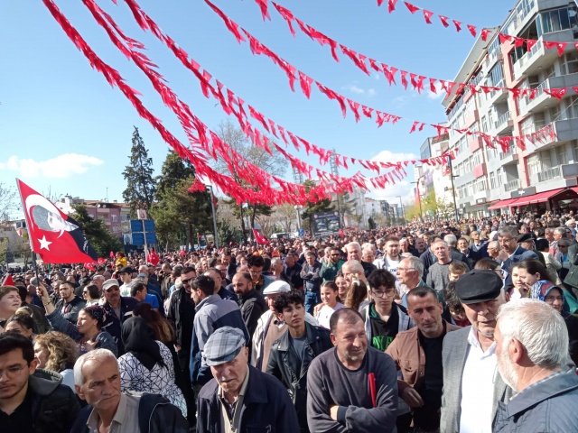 Atatürk'ün hedef gösterdiği çağdaş uygarlık seviyesine erişmek için bize oy verip önümüzü açın