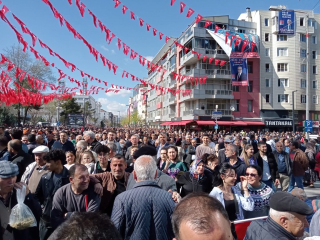 Atatürk'ün hedef gösterdiği çağdaş uygarlık seviyesine erişmek için bize oy verip önümüzü açın