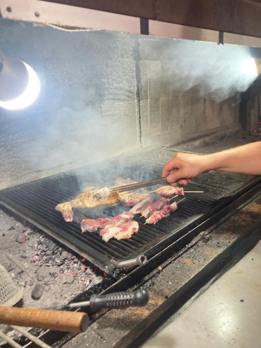 Karun Et Mangal ismiyle tanınan Güre'deki tesis kahvaltılar ve akşam yemekleri için çok iyi bir alternatif olarak duruyor.