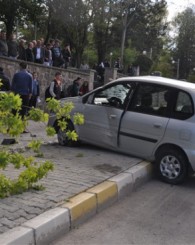 Aniden Dönüş Yapan Otomobil Sürücüsü Önce Ağacı Devirdi Sonra da Takla Attı! 1 Yaralı!