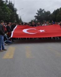 Uşak'ta mahşeri kalabalık şehidini toprağa verirken adeta bağrına bastı!