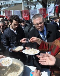 Uşak CHP, Çanakkale Zaferi’ni Pilav Ve Ayran Dağıtarak Kutladı!