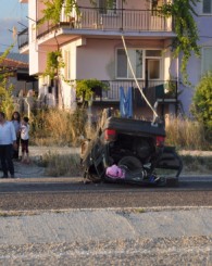 Direksiyon hakimiyetini kaybeden sürücü karşı şeride geçip takla attı! 1 ölü 2 yaralı!