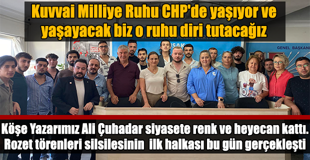 Ali Çuhadar önderliğinde bir grup gence CHP Uşak İl Başkanı ve Merkez İlçe Başkanı ve de Kadın Kolları Başkanı rozet taktı.