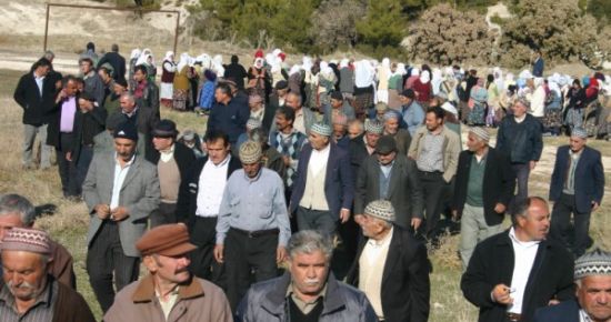 Sivaslı'nın Erice Köyü Yağmur Duasına Çıktı. Kazanlar Kuruldu Yemekler Dağıtıldı.