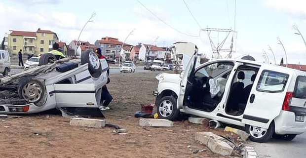 Uşak'ta Hafif Ticari Araçla Çarpışıp Takla Atan Otomobildeki 3 Kişi ...